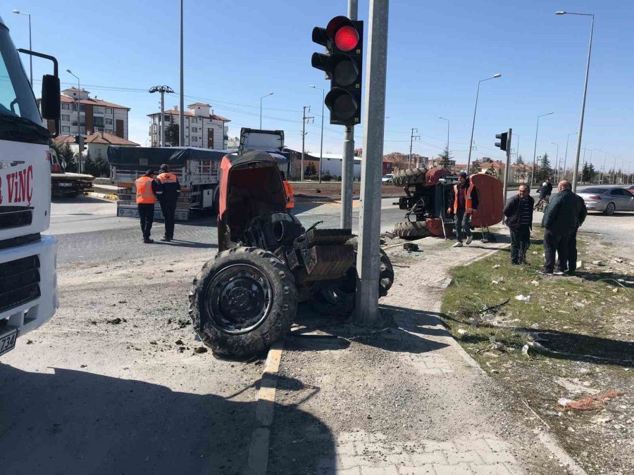 Tırın Çarptığı Traktör İkiye Bölündü, Sürücüsü Yaralı Kurtuldu