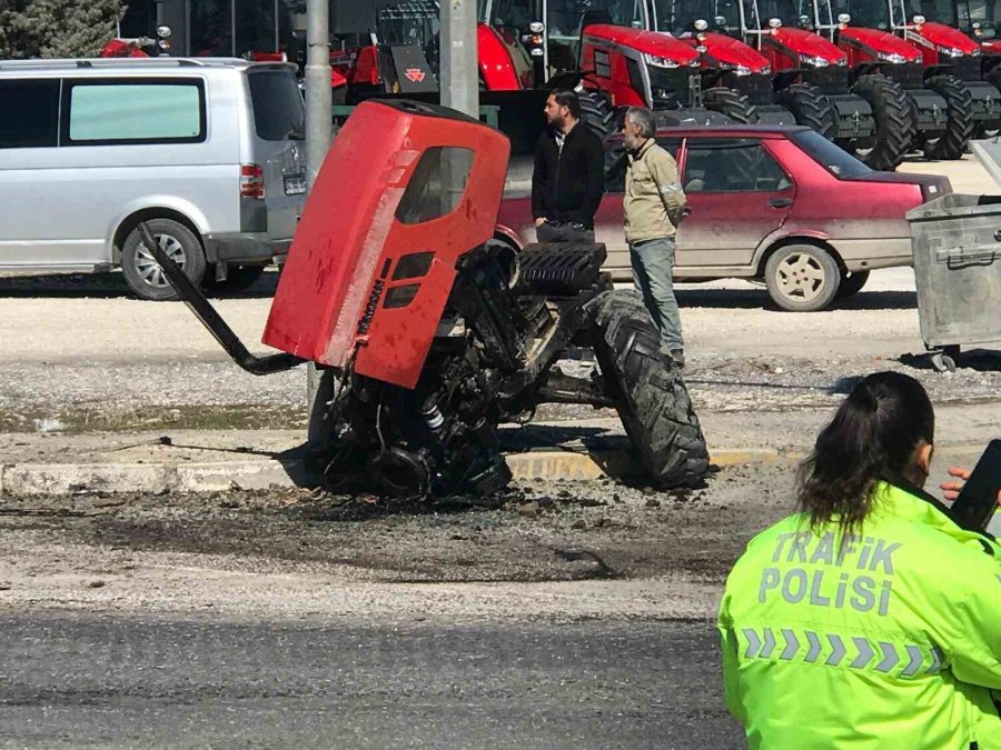 Tırın Çarptığı Traktör İkiye Bölündü, Sürücüsü Yaralı Kurtuldu