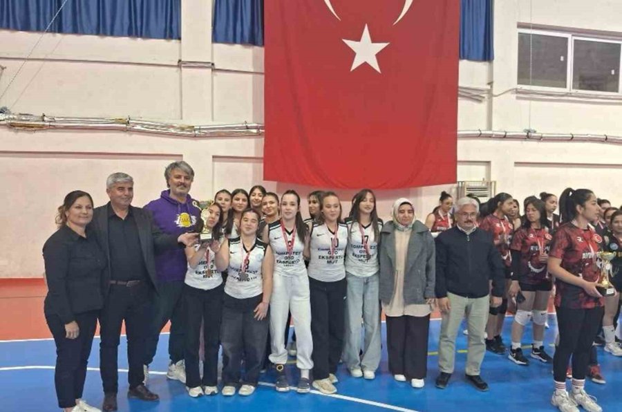 Mut’ta Voleybol Turnuvası Düzenlendi
