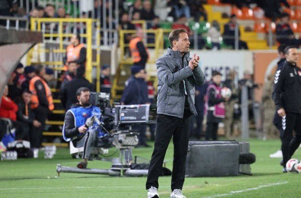 Trendyol Süper Lig: Corendon Alanyaspor: 0 - Gençlerbirliği: 0 (ilk Yarı)