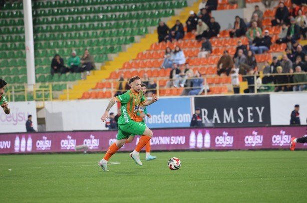 Trendyol Süper Lig: Corendon Alanyaspor: 0 - Gençlerbirliği: 0 (ilk Yarı)