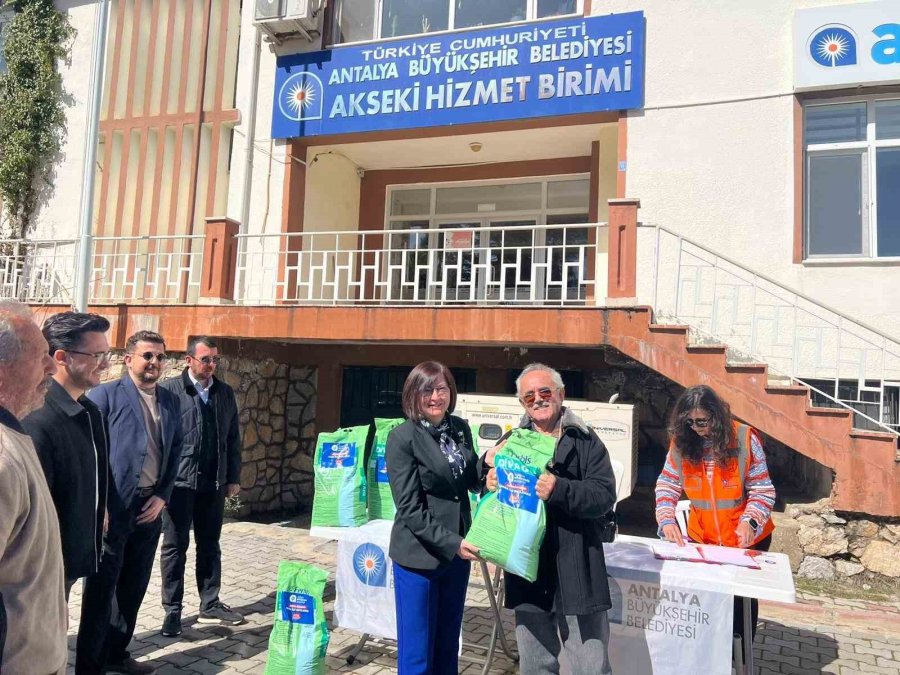 Antalya Büyükşehir Belediyesi’nden Üreticilere Bordo Bulamacı Desteği