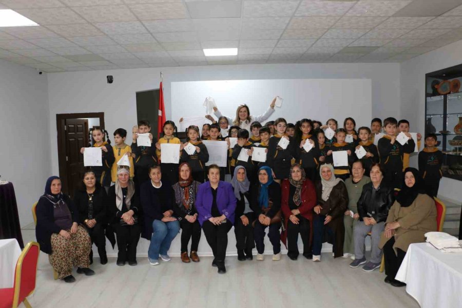 Nineler Ve Torunları Mendil Geleneğinde Buluştu: Ellerini Öptükleri Ninelerinin Sardığı Mendillerden Hediyelerini Aldılar