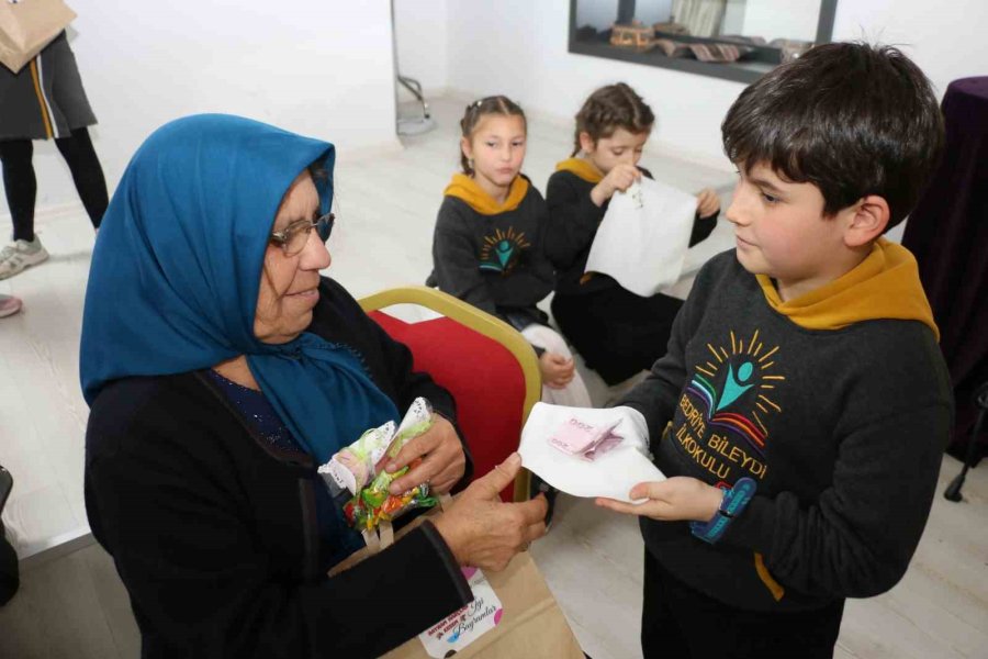 Nineler Ve Torunları Mendil Geleneğinde Buluştu: Ellerini Öptükleri Ninelerinin Sardığı Mendillerden Hediyelerini Aldılar