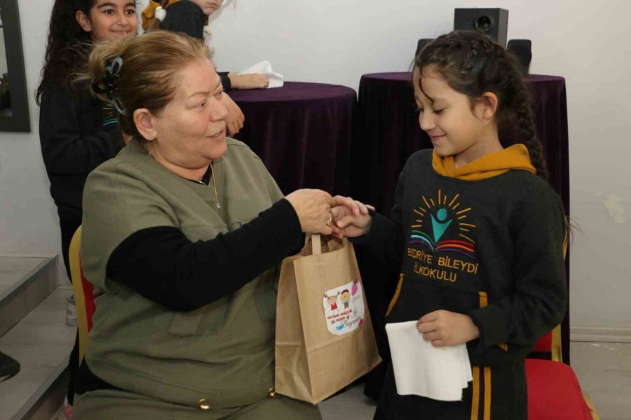 Nineler Ve Torunları Mendil Geleneğinde Buluştu: Ellerini Öptükleri Ninelerinin Sardığı Mendillerden Hediyelerini Aldılar