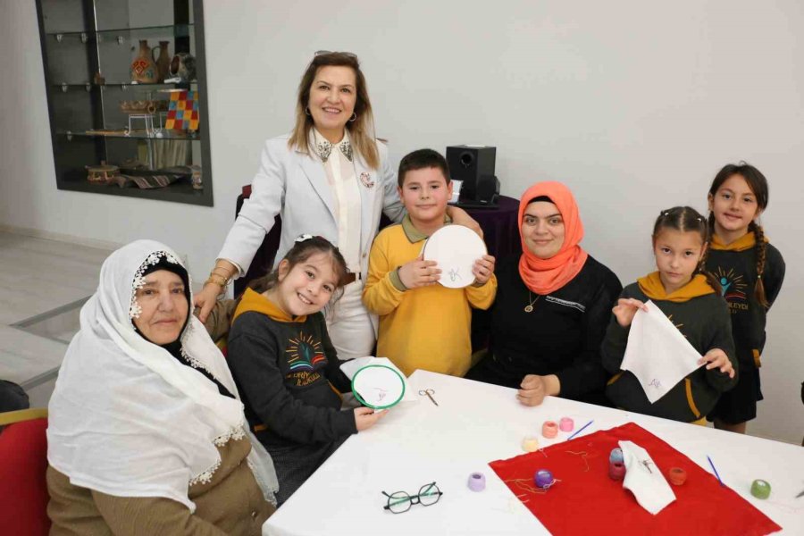 Nineler Ve Torunları Mendil Geleneğinde Buluştu: Ellerini Öptükleri Ninelerinin Sardığı Mendillerden Hediyelerini Aldılar