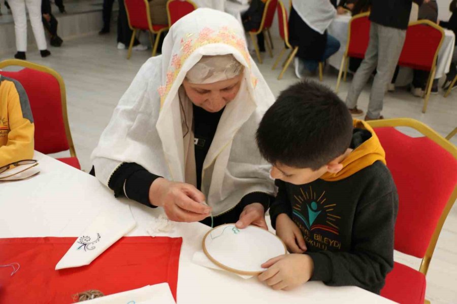 Nineler Ve Torunları Mendil Geleneğinde Buluştu: Ellerini Öptükleri Ninelerinin Sardığı Mendillerden Hediyelerini Aldılar