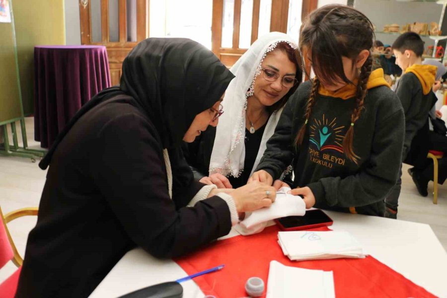 Nineler Ve Torunları Mendil Geleneğinde Buluştu: Ellerini Öptükleri Ninelerinin Sardığı Mendillerden Hediyelerini Aldılar
