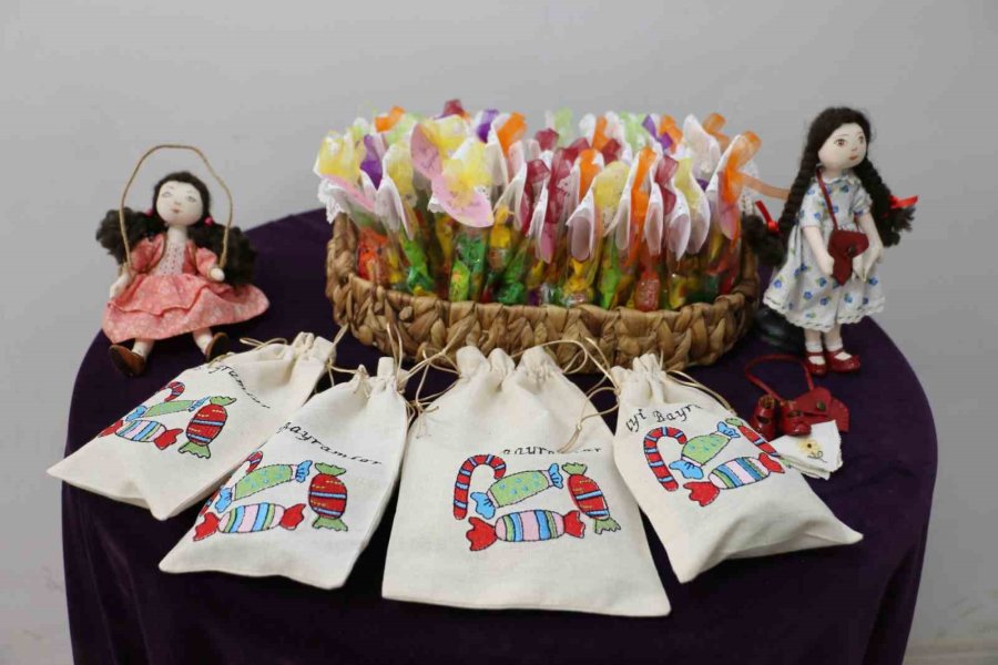 Nineler Ve Torunları Mendil Geleneğinde Buluştu: Ellerini Öptükleri Ninelerinin Sardığı Mendillerden Hediyelerini Aldılar