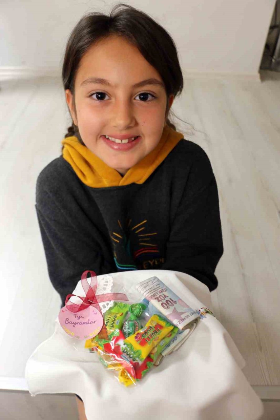 Nineler Ve Torunları Mendil Geleneğinde Buluştu: Ellerini Öptükleri Ninelerinin Sardığı Mendillerden Hediyelerini Aldılar