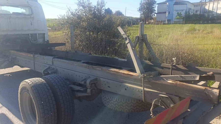 Antalya’da Muz Yüklü Kamyonun Kasası Yola Savruldu