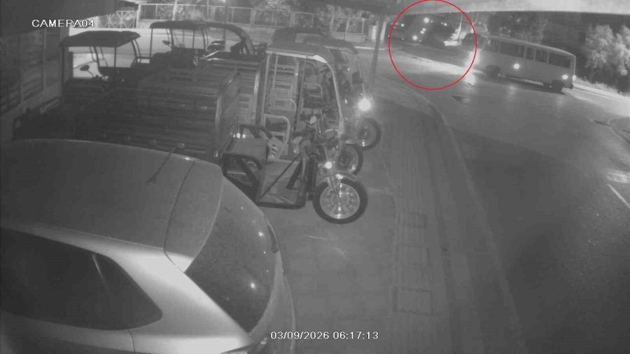 Kaza Yapan Otel Servisi, Park Halindeki Araçların Üzerine Devrildi