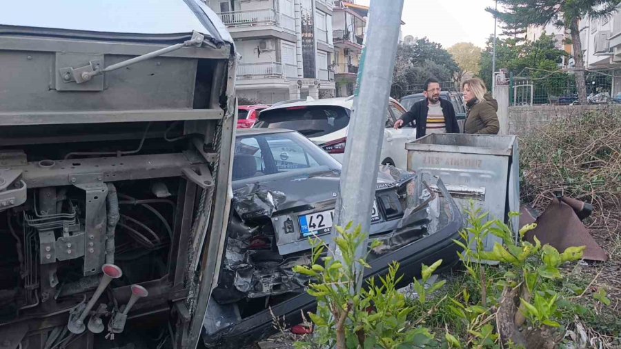 Kaza Yapan Otel Servisi, Park Halindeki Araçların Üzerine Devrildi