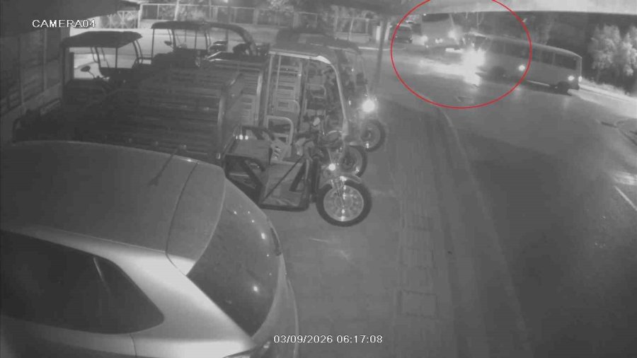 Kaza Yapan Otel Servisi, Park Halindeki Araçların Üzerine Devrildi