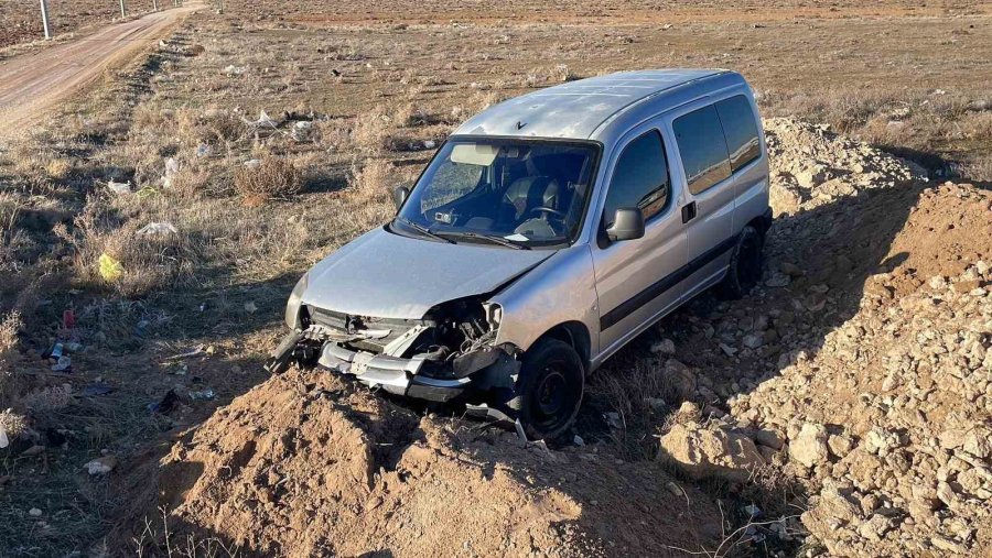 Karaman’da Yoldan Çıkan Hafif Ticari Aracın Sürücüsü Yaralandı