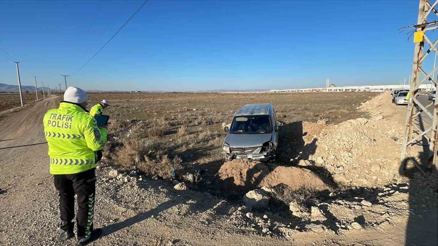 Karaman’da Yoldan Çıkan Hafif Ticari Aracın Sürücüsü Yaralandı