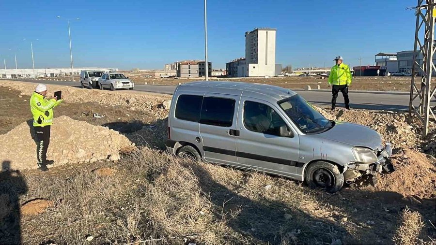 Karaman’da Yoldan Çıkan Hafif Ticari Aracın Sürücüsü Yaralandı