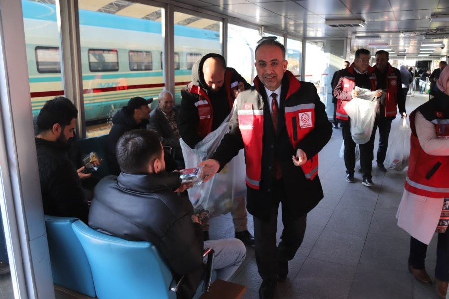 Konya’da İftar Vaktine Yolda Yakalananlara İftarlık İkram Edildi