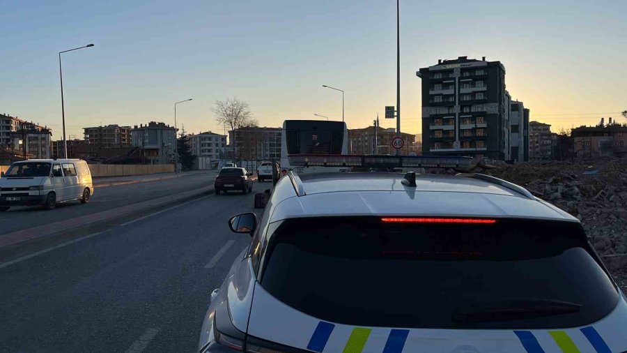 Motosikletli Kurye Belediye Otobüsüne Çarptı: 1 Yaralı