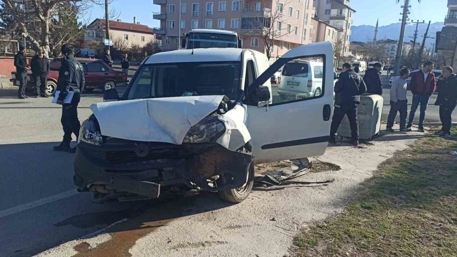 Öğrenci Servisi İle Hafif Ticari Araç Çarpıştı: 2 Yaralı