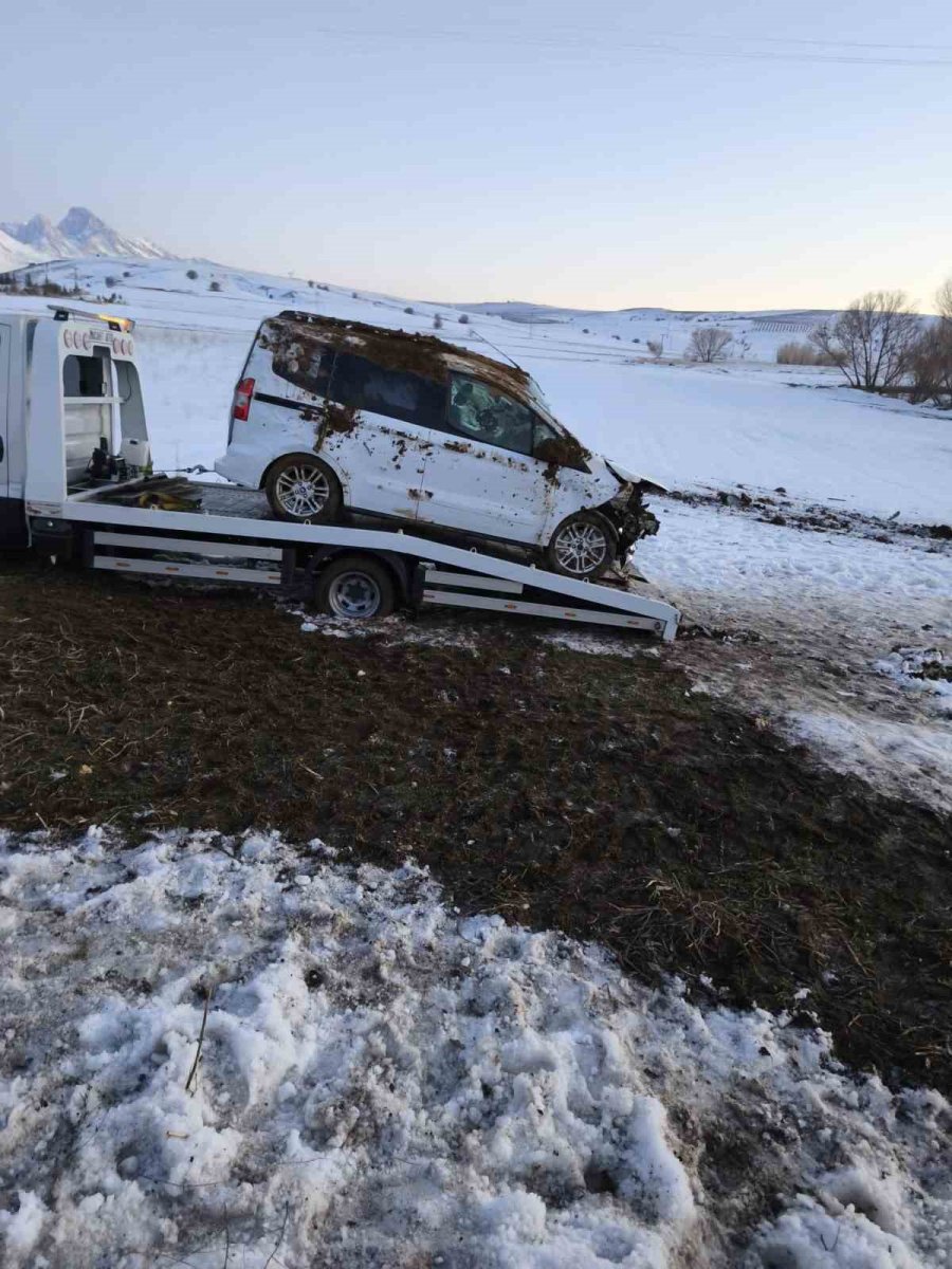 Niğde-çamardı Yolunda Araç Takla Attı, 4 Kişi Yaralandı