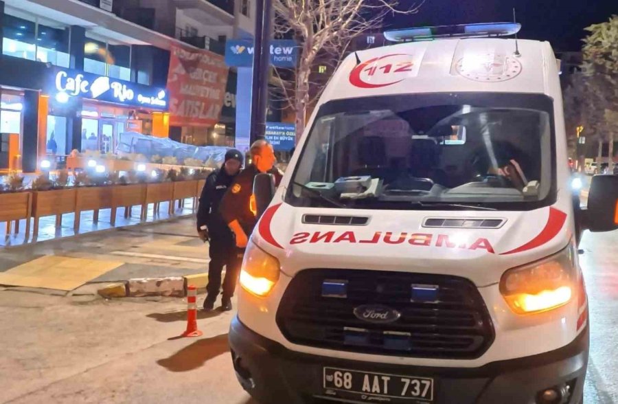 Kafedeki Tartışma Bıçaklı Kavgaya Dönüştü: 1 Yaralı