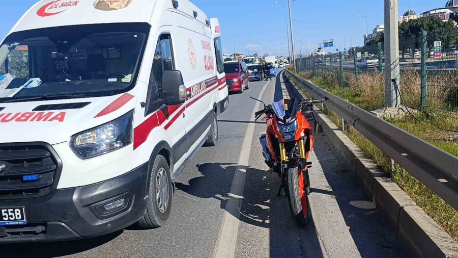 Manavgat’ta Otomobil İle Çarpışan Motosikletli Yaralandı
