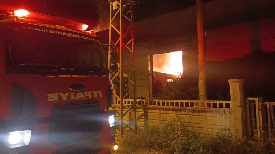 Muz Paketleme Tesisinde Çıkan Yangın Korku Dolu Anlar Yaşattı