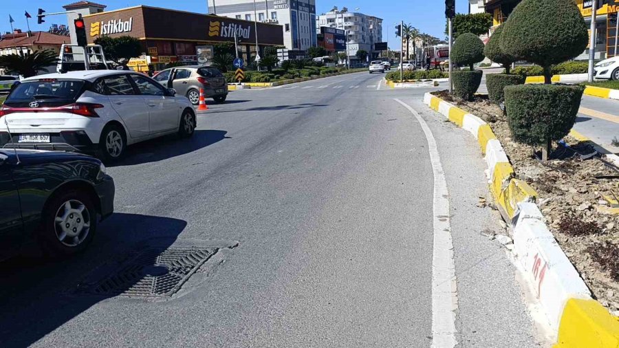 Otomobil Kaldırım Taşına Çarptı: 1 Yaralı