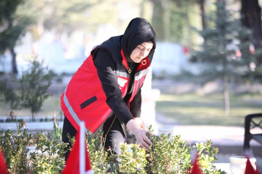 Şehitliklerde Temizlik Ve Bakım Çalışmaları Başlatıldı