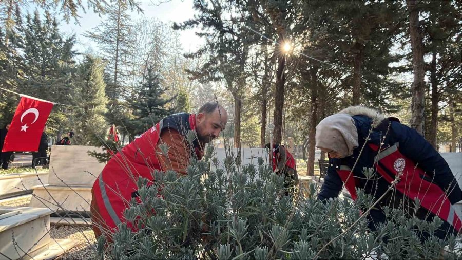 Şehitliklerde Temizlik Ve Bakım Çalışmaları Başlatıldı