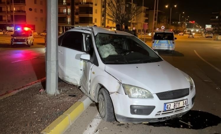 Kaza Sonrası Cam Ve Plastik Parçalarıyla Dolan Yolu Vatandaş Kırılan Ağaçla Böyle Temizledi