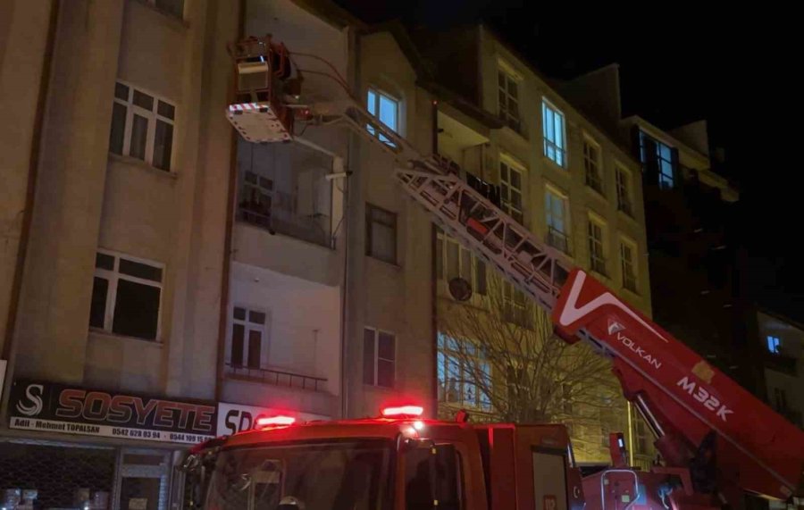 Alzheimer Anne Oğlunu Unuttu, Sokakta Kalan Oğlu İçin Ekipler Seferber Oldu