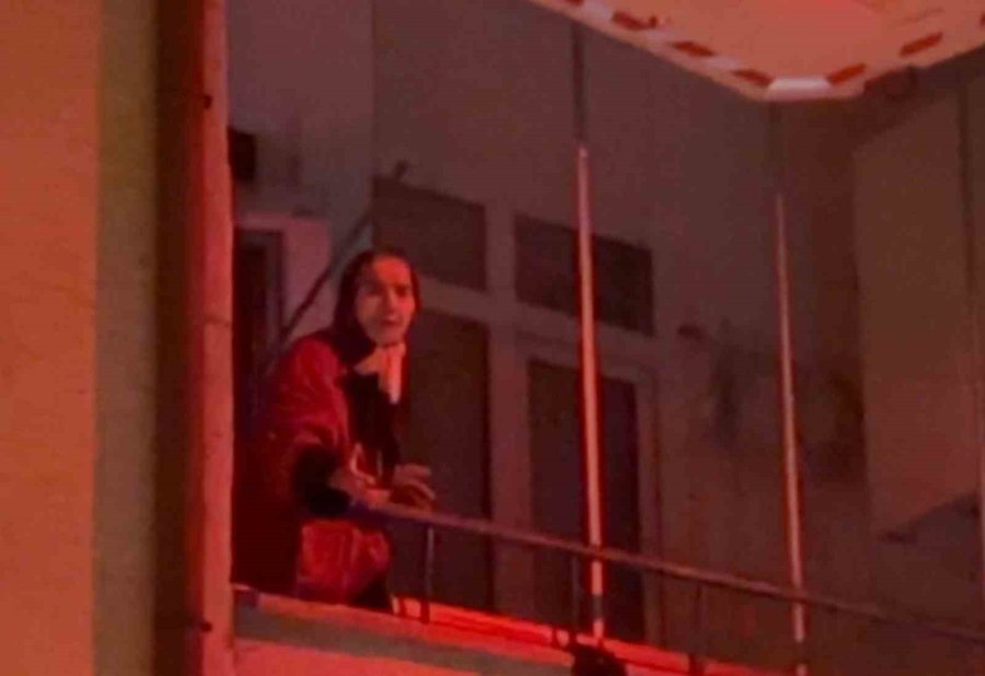 Alzheimer Anne Oğlunu Unuttu, Sokakta Kalan Oğlu İçin Ekipler Seferber Oldu