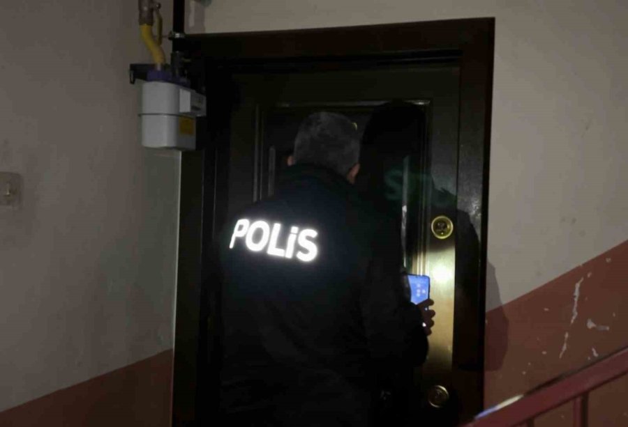 Alzheimer Anne Oğlunu Unuttu, Sokakta Kalan Oğlu İçin Ekipler Seferber Oldu