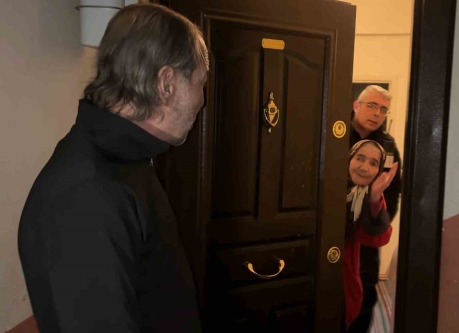 Alzheimer Anne Oğlunu Unuttu, Sokakta Kalan Oğlu İçin Ekipler Seferber Oldu