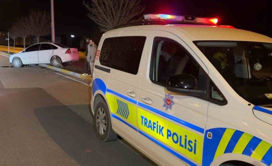 Kaza Sonrası Cam Ve Plastik Parçalarıyla Dolan Yolu Vatandaş Kırılan Ağaçla Böyle Temizledi