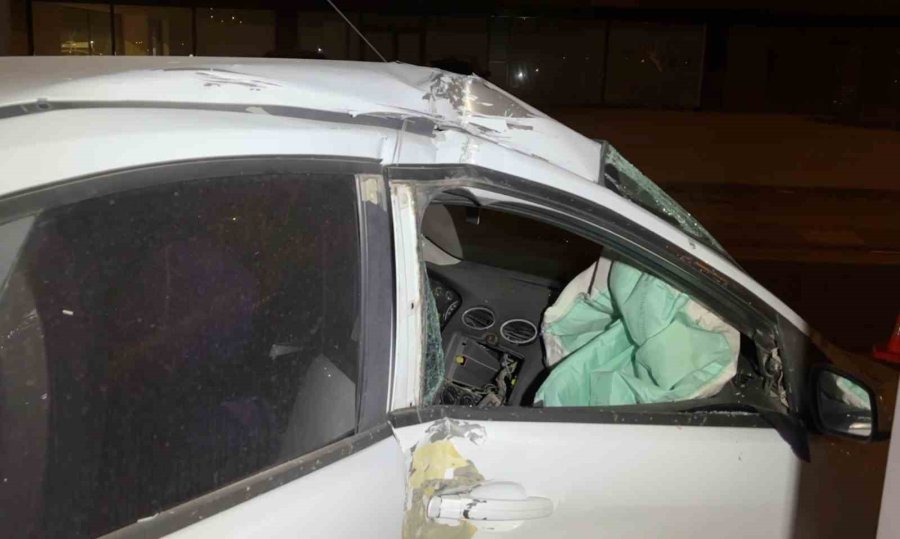 Kaza Sonrası Cam Ve Plastik Parçalarıyla Dolan Yolu Vatandaş Kırılan Ağaçla Böyle Temizledi