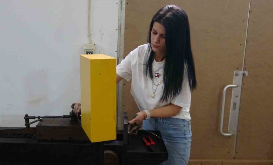 Ojeli Tırnaklarıyla Erkek Egemen Meslekte Usta Oldu