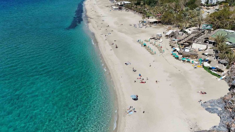 Alanya’da Mart Ayı Ortasında Yaz Görüntüleri: Hava Sıcaklığı 20 Dereceye Çıkınca Deniz Ve Güneşin Tadını Çıkardılar