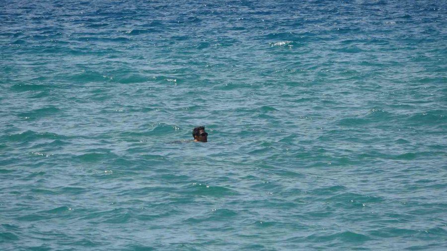 Alanya’da Mart Ayı Ortasında Yaz Görüntüleri: Hava Sıcaklığı 20 Dereceye Çıkınca Deniz Ve Güneşin Tadını Çıkardılar