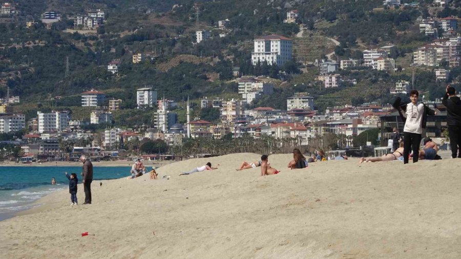 Alanya’da Mart Ayı Ortasında Yaz Görüntüleri: Hava Sıcaklığı 20 Dereceye Çıkınca Deniz Ve Güneşin Tadını Çıkardılar