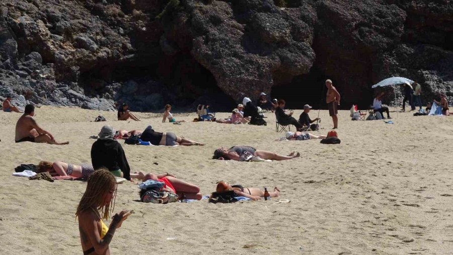 Alanya’da Mart Ayı Ortasında Yaz Görüntüleri: Hava Sıcaklığı 20 Dereceye Çıkınca Deniz Ve Güneşin Tadını Çıkardılar