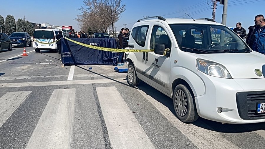 Kırmızı Işıkta Bekleyen Hafif Ticari Araca Motosiklet Çarptı: 1 Ölü