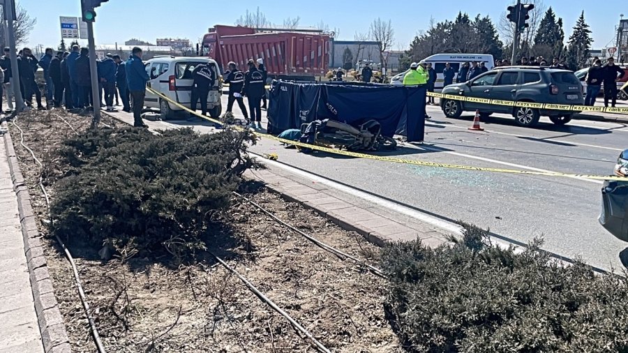 Kırmızı Işıkta Bekleyen Hafif Ticari Araca Motosiklet Çarptı: 1 Ölü