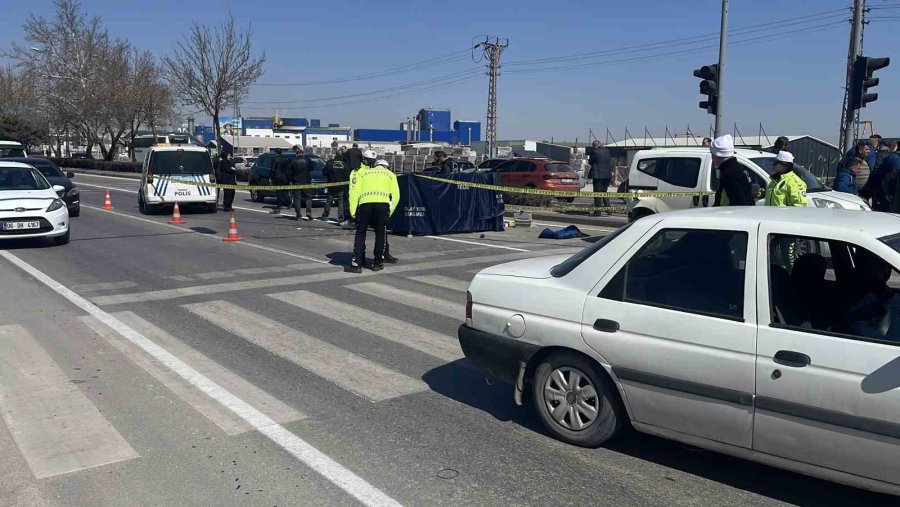 Kırmızı Işıkta Bekleyen Hafif Ticari Araca Motosiklet Çarptı: 1 Ölü