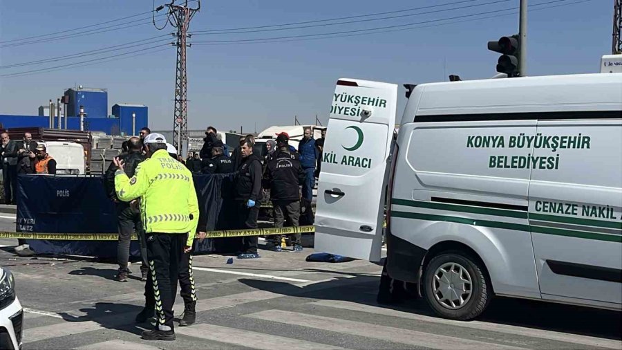 Kırmızı Işıkta Bekleyen Hafif Ticari Araca Motosiklet Çarptı: 1 Ölü