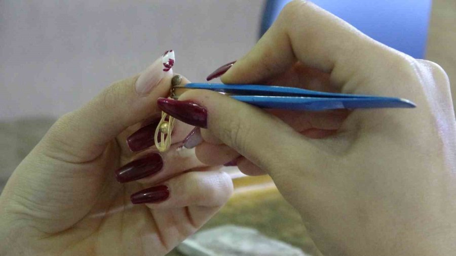 Ojeli Tırnaklarıyla Erkek Egemen Meslekte Usta Oldu