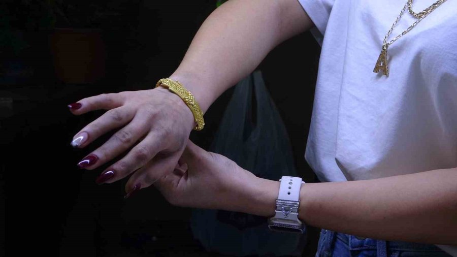 Ojeli Tırnaklarıyla Erkek Egemen Meslekte Usta Oldu