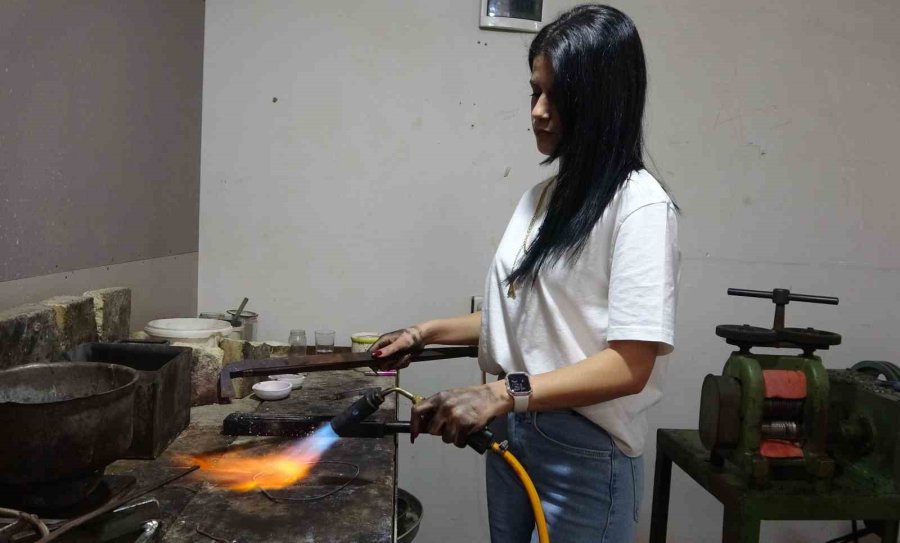 Ojeli Tırnaklarıyla Erkek Egemen Meslekte Usta Oldu